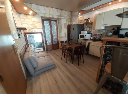 małą kuchnię i jadalnię ze stołem i krzesłami w obiekcie Bordeaux Chartrons superbe T2 avec terrasse w mieście Bordeaux