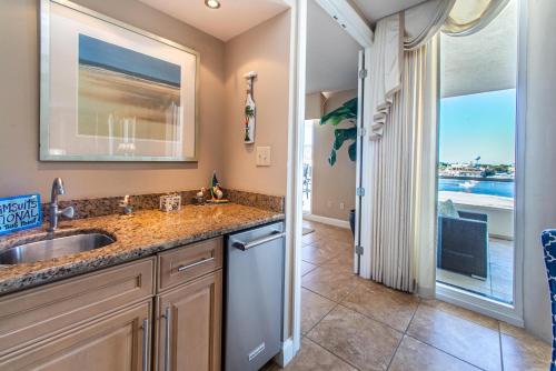 A kitchen or kitchenette at East Pass 407