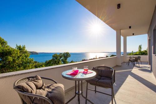 a patio with a table and chairs and the ocean at Vila Sole in Rtina