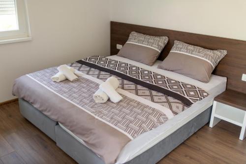 sypialnia z łóżkiem z dwoma ręcznikami w obiekcie Apartmani Mia w mieście Prozor