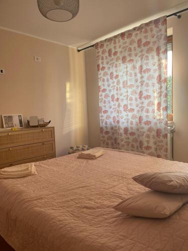 a bedroom with a large bed and a window at Cozy Apartment Old Town in Constanţa