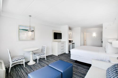 a hotel room with a bed and a table and chairs at ICONA Windrift in Avalon