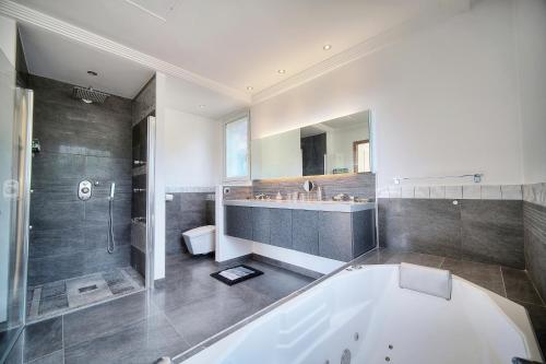 Koupelna v ubytování Propriété Prestige Mougins Cannes Hammam sauna, DISCOTHEQUE salle de Cinéma