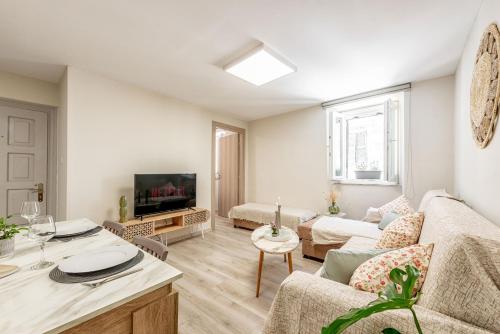 Televízia a/alebo spoločenská miestnosť v ubytovaní Arch Apartment Corfu