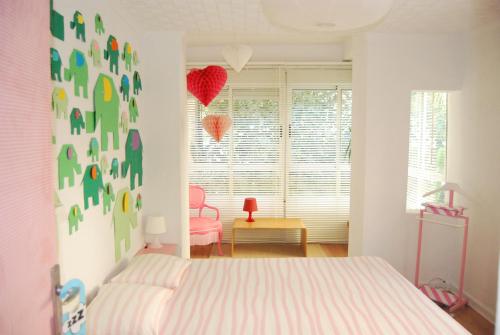 1 dormitorio con 1 cama con corazones en la pared en Ku Apartment, en Murcia