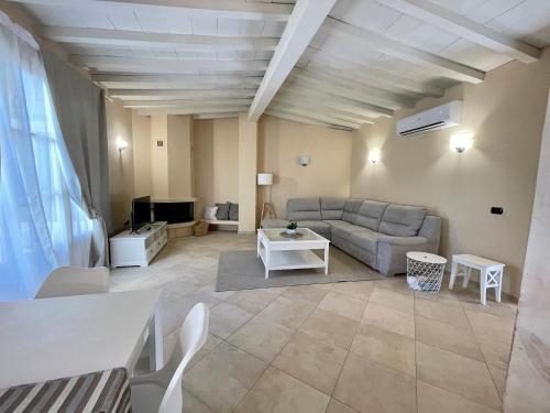 ein Wohnzimmer mit einem Sofa und einem Tisch in der Unterkunft Casa vacanze in versilia in Pietrasanta