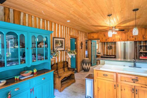 Gallery image of Li'l Ranch - Nature Lovers Retreat TEX MEX Log home in Wiarton
