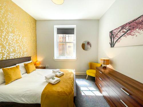Un dormitorio con una cama con dos toallas encima. en Stunning 2 Bed Apt Nr The Royal Mile & The Castle, en Edimburgo