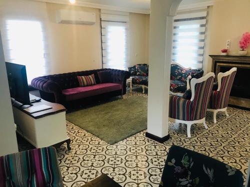 a living room with a couch and chairs at Sapanca Manzara Villa 1 Isıtma Havuzlu in Sapanca
