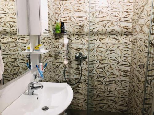 Ένα μπάνιο στο Sunrise Beach - Lake View Deluxe Apartment