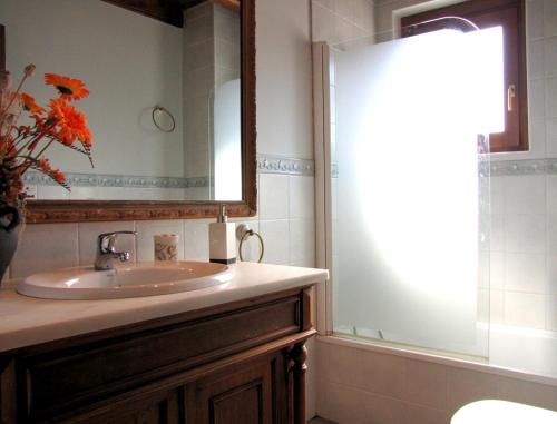 A bathroom at Casa Rural Burret