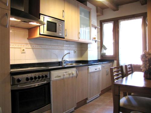 A kitchen or kitchenette at Casa Rural Burret