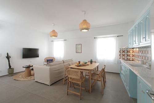 uma sala de estar com uma mesa e um sofá em CASA DE SAL em Naxos Chora