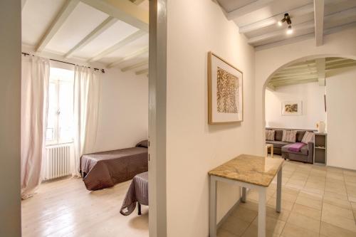 ローマにあるThree Bedroom Apartment Campo dei Fioriのベッドルーム1室(ベッド1台、テーブル付)