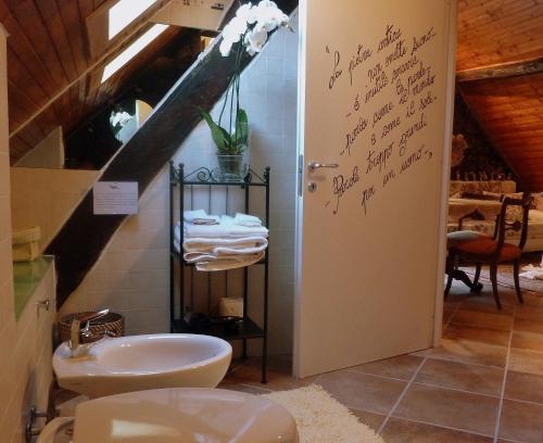 baño con 2 aseos y lavamanos en Le Radici, en Sassello