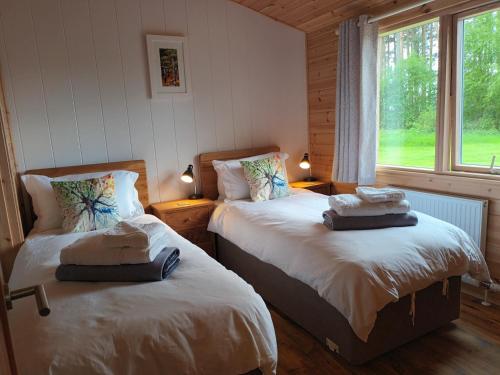 Kama o mga kama sa kuwarto sa Birch Lodge, Pitlandie - Luxury 2 Bedroom Lodge with Sauna