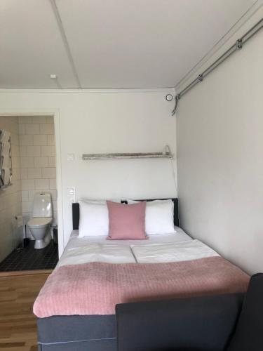 Säng eller sängar i ett rum på Kaggeholms strandboende