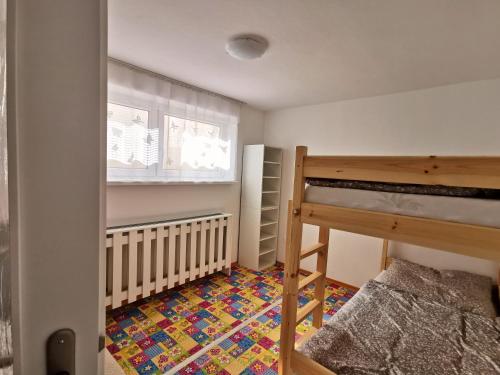 Poschodová posteľ alebo postele v izbe v ubytovaní Ubytovanie Vrabček