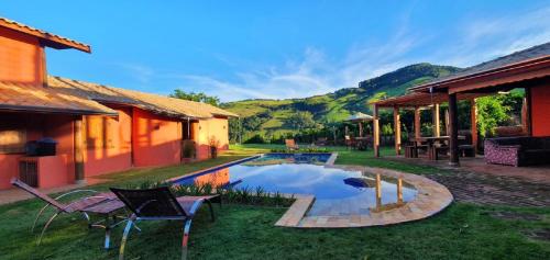 uma casa com piscina no quintal em Ellementares Guest House em Socorro