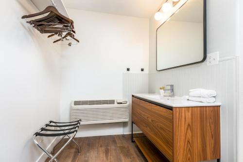 La salle de bains est pourvue d'un lavabo et d'un miroir. dans l'établissement Minecart Motor Lodge, à Montrose