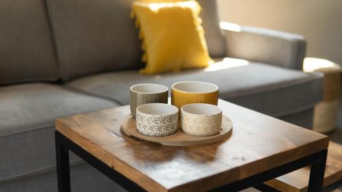 un plateau avec quatre tasses sur une table dans l'établissement Finca Berlin nähe Olympiastadion, à Berlin