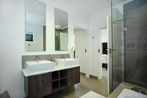 Ванная комната в The Odyssey Lifestyle Complex Morningside - 2 BR