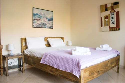 - une chambre avec un lit et des serviettes dans l'établissement Agrelia, à Agreliá