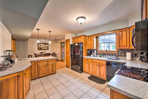 Virtuvė arba virtuvėlė apgyvendinimo įstaigoje Harrisburg Family Home Less Than 7 Miles to Hersheypark!