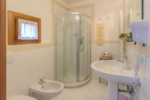 Koupelna v ubytování Residenza de l'Osmarin Suites