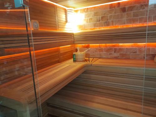 an empty sauna with a light in the middle at Secret Wellness Oase in Holten