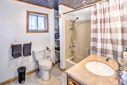 Ванная комната в Cozy Ishpeming Cottage with Lake and Park Views!