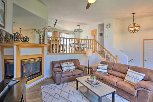 Χώρος καθιστικού στο Red Lodge Townhome with Hot Tub and Mountain Views!