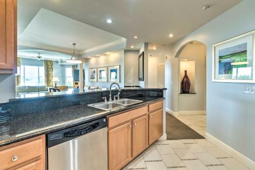 Kitchen o kitchenette sa Lovely Championsgate Condo with Resort Amenities