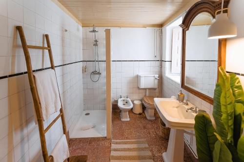 uma casa de banho com um lavatório, um WC e uma banheira em Casa Amarela em Óbidos