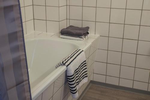 ein Badezimmer mit einer Badewanne und einem Handtuch darauf in der Unterkunft Haus Frauenpreiss Whg. 60 in Cuxhaven