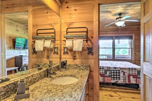 un bagno con un lavandino e un letto in una stanza di Secluded Blue Ridge Cabin Walk to Trails! a Blue Ridge