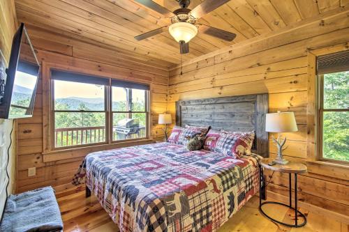 una camera con un letto in una baita di tronchi di Secluded Blue Ridge Cabin Walk to Trails! a Blue Ridge