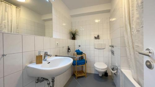 クックスハーフェンにあるStrandhaus-Nordseebrandung-Fewo-D1-1の白いバスルーム(洗面台、トイレ付)