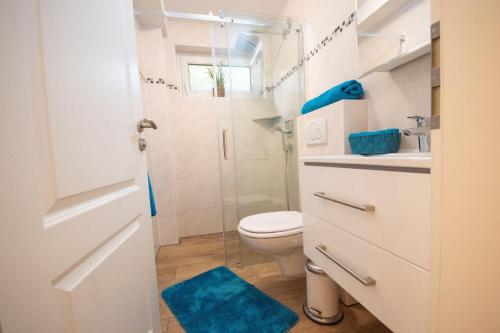 uma casa de banho com um chuveiro, um WC e um lavatório. em Haus-Kirsten-Fewo-Nr-1 em Cuxhaven