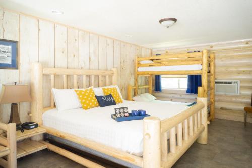 a bedroom with two bunk beds in a log cabin at Log Inn Bonners Ferry in Bonners Ferry