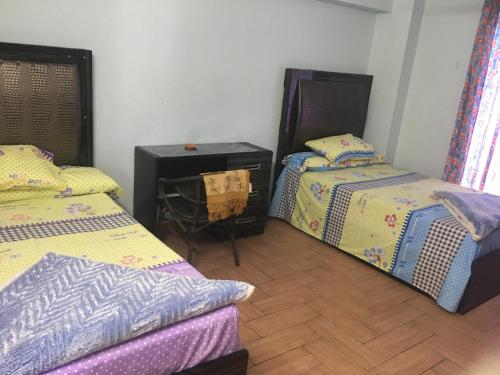 アレクサンドリアにあるCheerful villa with pool in Alexandria (El agami)のベッドルーム1室(ベッド2台、ドレッサー付)