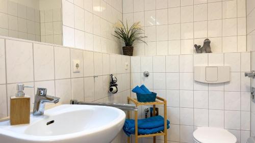 Kúpeľňa v ubytovaní Strandhaus-Nordseebrandung-Fewo-A2-1