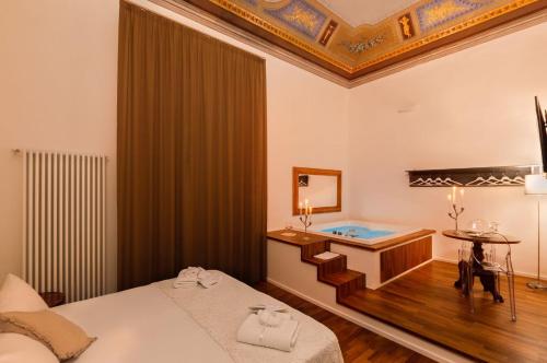 Suite mit Kingsize-Bett mit Whirlpool