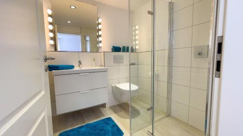 クックスハーフェンにあるStrandrobbe-7のバスルーム(トイレ、ガラス張りのシャワー付)