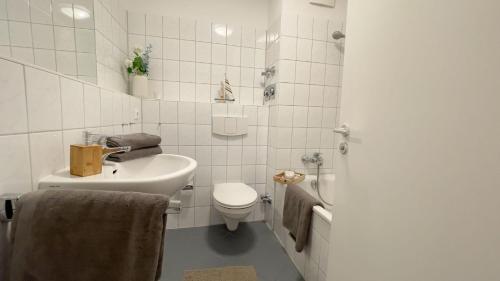 Ένα μπάνιο στο Strandhaus-Nordseebrandung-Fewo-D1-4