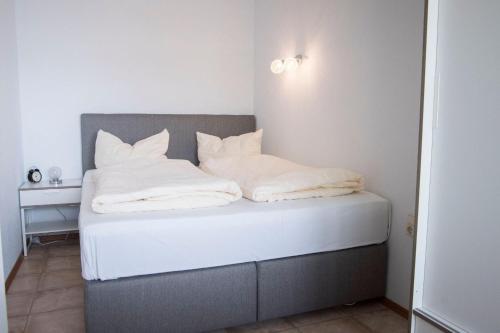 クックスハーフェンにあるFrische-Brise-06-11のベッド(白いシーツ、枕付)