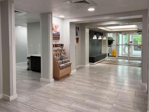 an empty lobby with a store with at Motel 6-Springfield, IL I-55 I-72 in Springfield