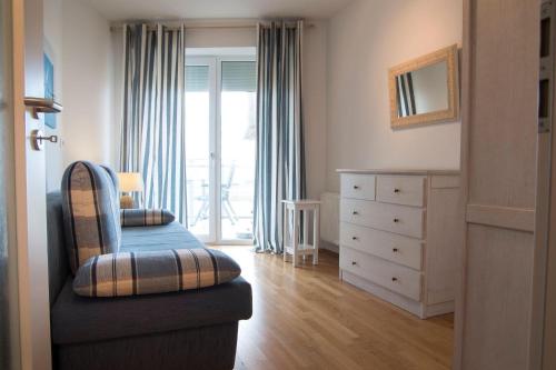 クックスハーフェンにあるStrand-Palais-11のベッドルーム1室(ベッド1台付)、ドレッサー(窓付)