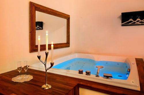Suite mit Kingsize-Bett mit Whirlpool