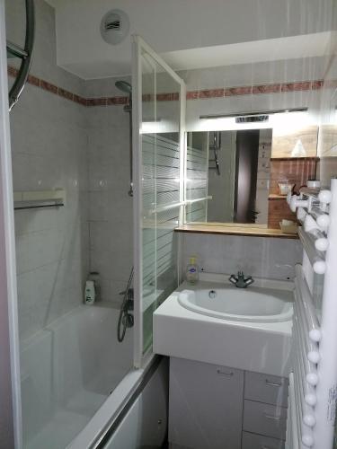 une salle de bain avec une baignoire, un lavabo et une douche dans l'établissement Appartement Pornic vue mer, à Pornic